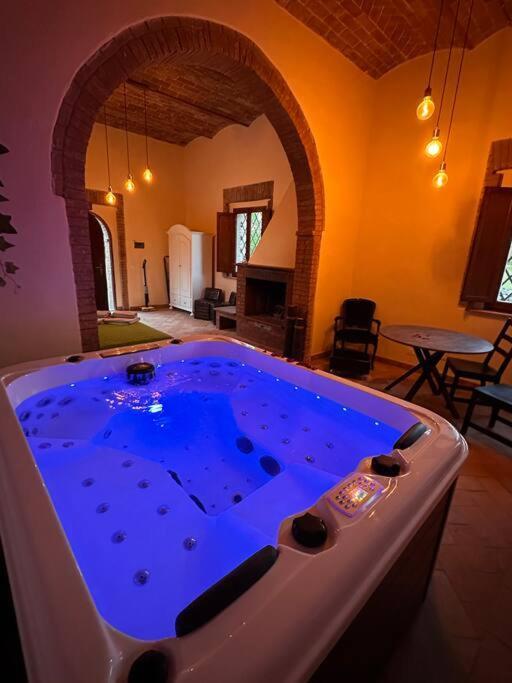 Relax Nella Jacuzzi In Toscana Колле-ди-Валь-д'Эльса Экстерьер фото