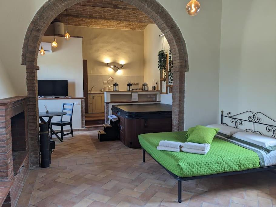 Relax Nella Jacuzzi In Toscana Колле-ди-Валь-д'Эльса Экстерьер фото