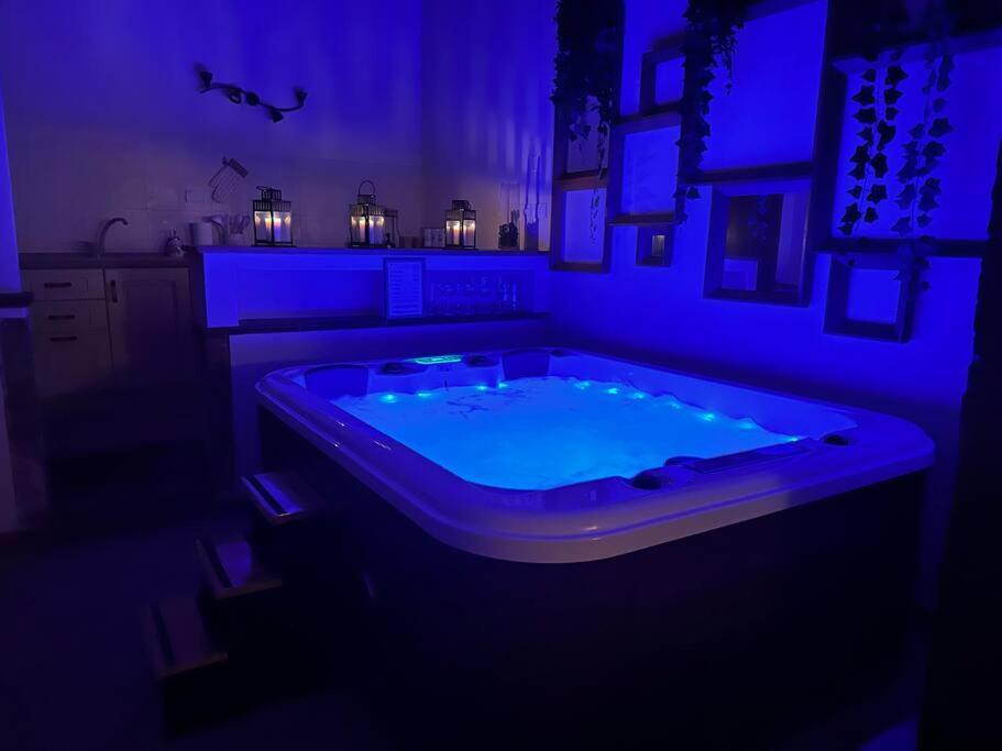 Relax Nella Jacuzzi In Toscana Колле-ди-Валь-д'Эльса Экстерьер фото