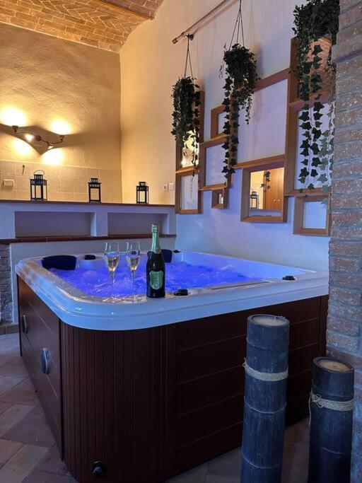 Relax Nella Jacuzzi In Toscana Колле-ди-Валь-д'Эльса Экстерьер фото