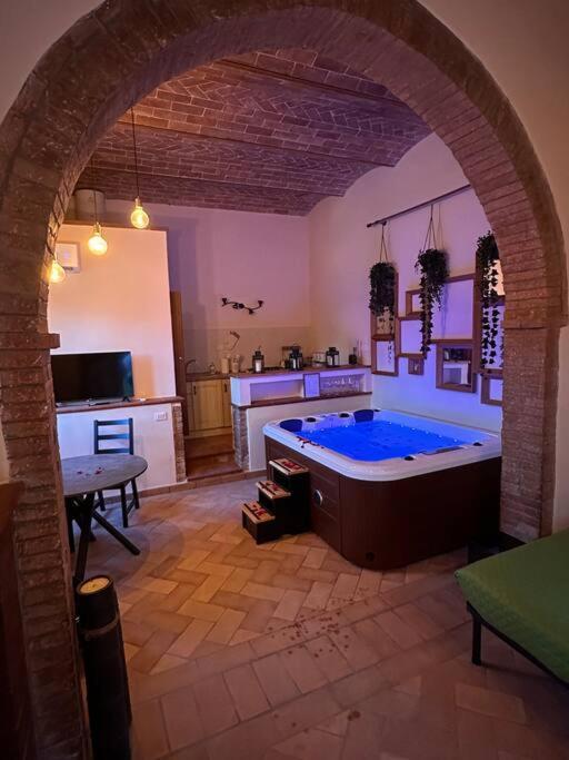 Relax Nella Jacuzzi In Toscana Колле-ди-Валь-д'Эльса Экстерьер фото