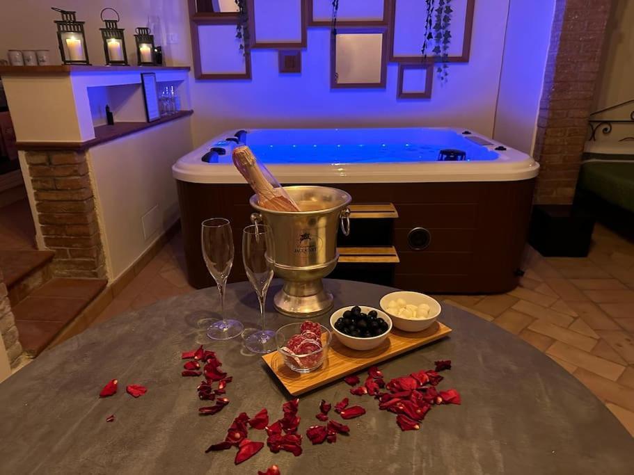 Relax Nella Jacuzzi In Toscana Колле-ди-Валь-д'Эльса Экстерьер фото